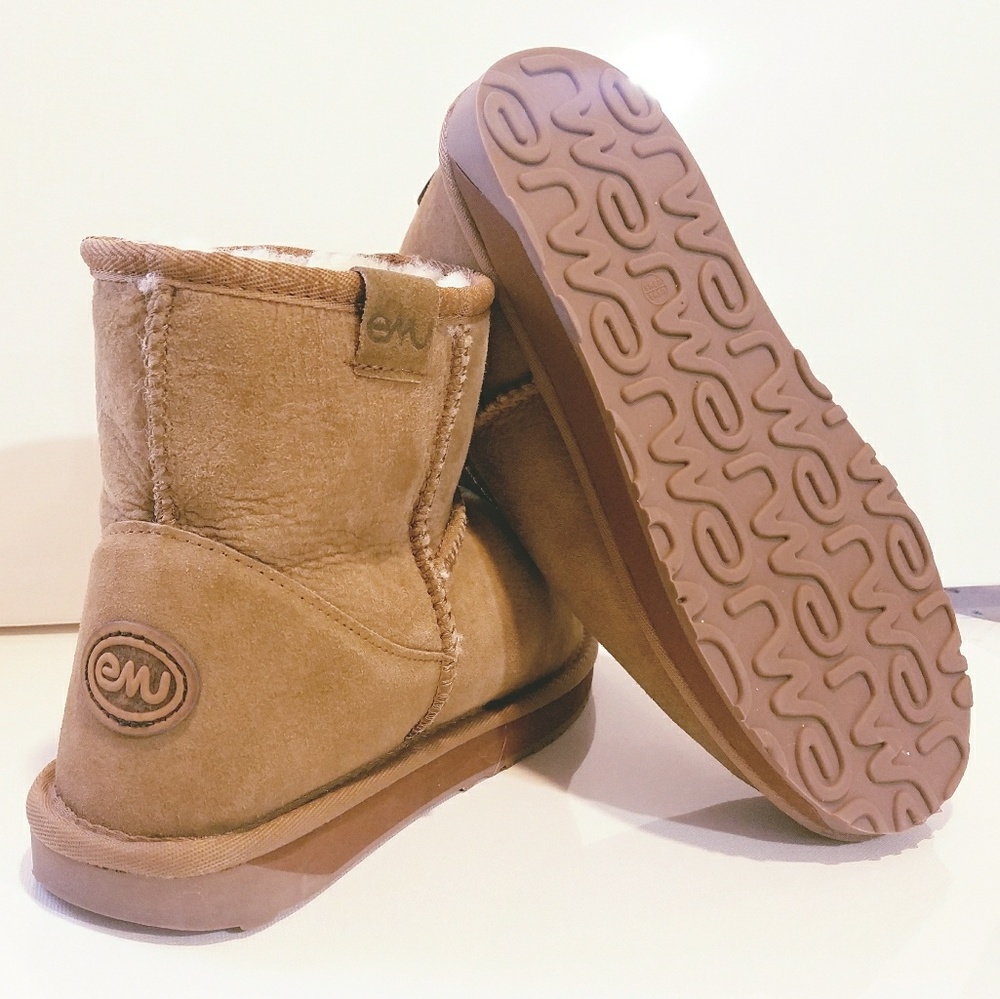Women's Emu Short Boots size 6